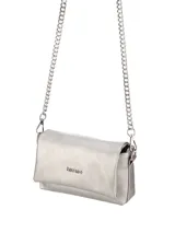 Bandolera color plateado con acabado metalizado, diseño compacto con solapa y correa de cadena metálica. Incluye logo de la marca en la parte frontal.