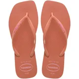 Ojotas Havaianas modelo Slim Square, con diseño de punta cuadrada y tiras finas con logo de la marca en relieve.
