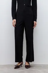 Pantalón culotte color negro, de corte ancho y largo hasta el tobillo.