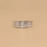 Anillo de plata 925 con tres hileras de circonias engarzadas. Diseño ancho y elegante.