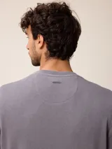 Sweater de punto con cuello redondo, manga larga y puños acanalados. Presenta un pequeño logo bordado en el pecho.