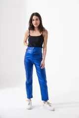 Pantalón de vestir azul eléctrico con acabado brillante, corte recto y tiro alto.