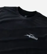 Remera de algodón con efecto desteñido, corte boxy, cuello redondo y manga corta. Presenta un estampado de lettering blanco en el pecho con el texto "Nevermind" y un diseño gráfico estilizado.
