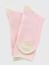 Calcetín de largo medio en color rosado con puntera y talón en tono crema. Presenta una etiqueta distintiva en el borde superior con el logo de un perro.