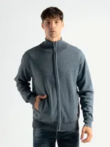 Campera de punto color gris con cierre frontal metálico y cuello alto, forrada en polar.