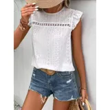 Blusa de tela broderie color negro, con cuello redondo, mangas cortas con volados y detalle de calado horizontal en la parte superior del pecho.