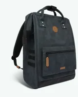 Mochila urbana Cabaia modelo Adventurer, color gris oscuro con detalles en cuero sintético color suela. Cuenta con compartimento principal con cierre, bolsillo frontal con cierre, asas superiores y base reforzada.