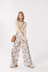 Top dorado de lurex con escote a la base y mangas largas.