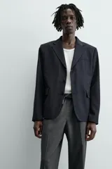 Pantalón regular fit color negro de tejido con viscosa, con cintura elástica ajustable con cordón, bolsillos frontales y traseros.