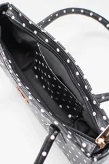 Cartera tipo baguette color negro con textura efecto cocodrilo, diseño alargado, doble asa de mano y cierre superior.