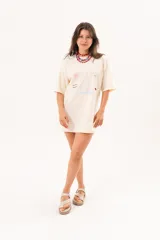 Remerón oversize de algodón color manteca, con mangas cortas y estampa exclusiva temática marina en el frente.