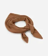 Pañuelo triangular de punto grueso color marrón, con bordes tejidos y diseño liso.