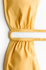 Top de bikini strapless de color amarillo con relleno y tirantes halter trenzados.