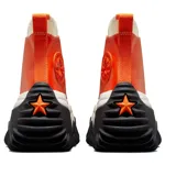 Championes Converse modelo Run Star Motion Hi, con capellada de material sintético brillante color naranja. Presenta una suela de plataforma con diseño ondulado y dentado en color blanco y negro, y el clásico parche circular de la marca en el lateral.
