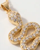 Collar de acero con baño de oro, compuesto por una cadena fina y un dije en forma de serpiente decorado con circonias brillantes.