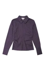 Camisa de manga larga confeccionada en popelina de algodón, con diseño de rayas verticales en tonos azul marino y marrón. Presenta cuello clásico y cierre frontal mediante cremallera.