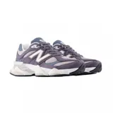 Championes urbanos New Balance modelo 9060, con diseño robusto y futurista en tonos violeta, gris y blanco. Presentan una combinación de materiales en gamuza y malla, con el logo N característico en los laterales y una suela gruesa con tecnología de amortiguación.