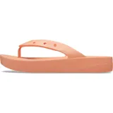 Ojotas Crocs modelo Classic Flip Platform, color salmón/durazno, con plataforma elevada y tiras tipo ojota con orificios para dijes Jibbitz™.