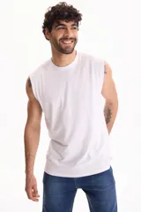 Musculosa blanca clásica de algodón, con cuello redondo y diseño liso.