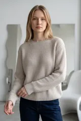 Sweater de tejido de punto grueso con cuello redondo, diseño de manga larga y corte recto.