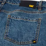 Pantalón de jean estilo wide leg de tiro medio, con diseño de cinco bolsillos, cierre de cremallera y costuras en tono contrastante. Presenta detalles de marca en remaches y parche trasero.
