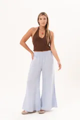 Pantalón palazzo celeste de tiro alto, con cintura elástica fruncida y diseño amplio de pernera ancha.