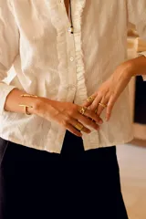 Anillo de bronce con diseño orgánico y aberturas irregulares.