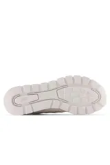 Championes urbanos New Balance modelo 574, color beige, confeccionados en una combinación de gamuza y tela técnica Cordura, con el logo N característico en los laterales y entresuela con tecnología ENCAP.