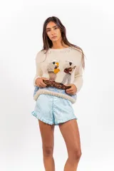 Short mini de jacquard tonal celeste con motivo de inspiración vintage y detalle de volados en el ruedo.