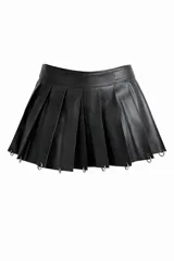 Minifalda plisada de efecto cuero color negro, con diseño de tablas marcadas y apliques de argollas metálicas en el ruedo. Cuenta con cintura ajustable mediante cierre de velcro.