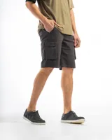 Bermuda cargo color negro de corte clásico, confeccionada en gabardina de algodón con lycra. Cuenta con bolsillos laterales con solapa y presillas para cinturón.