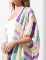 Kimono tejido con estampado a rayas verticales en tonos azul, verde y lila, con mangas amplias estilo japonés y terminación con borlas en el ruedo.