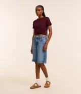 Remera tipo t-shirt de algodón, color beige claro, con cuello redondo y mangas cortas dobladas.