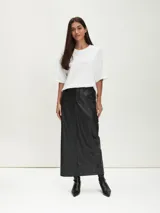 Falda larga negra de cuero sintético con bolsillos cargo laterales.