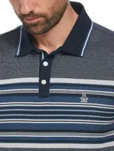 Polo de piqué con estampado jacquard y rayas horizontales en el pecho. Tiene cuello clásico con botones y logo de pingüino bordado en el pecho.