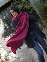 Bufanda pashmina lisa color fucsia.