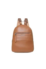 Mochila color camel de la marca Las Oreiro, con cierre frontal y correas ajustables.
