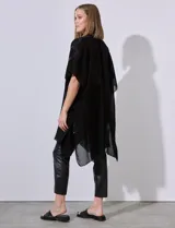 Kimono negro de gasa con apliques de brillos, marca Jessica Mc Clintock.