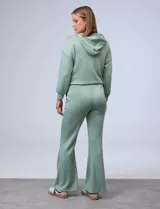 Pantalón de jogging negro de pierna ancha, con pretina ancha elastizada, lazo de ajuste y bolsillos delanteros.