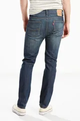 Jean Levi's 510 Skinny de hombre, color azul oscuro con efecto desgastado. Tiro bajo, ajustado en los muslos y pierna ajustada hasta el tobillo. Confeccionado en denim con stretch para mayor movilidad.