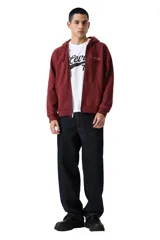 Buzo con cierre frontal completo y capucha, color bordó, con logo bordado en el pecho y bolsillos tipo canguro.