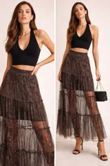 Falda larga de tul con estampado animal print en tonos marrones y negros, con cintura elástica y diseño en capas con volados fruncidos.
