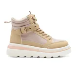 Bota de caña alta color beige, con cordones y hebilla decorativa. Plataforma blanca con detalle rosa.
