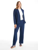 Pantalón tipo jogger de denim azul, con corte de pierna ancha y recta. Cuenta con pretina elastizada con cordón de ajuste y bolsillos laterales insertados.