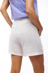 Short blanco de viscosa y lino, con cintura elástica y cordón ajustable.