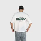 Remera blanca de corte oversize con estampado gráfico en la espalda en color verde que incluye el texto 'VNFO' y frases descriptivas.