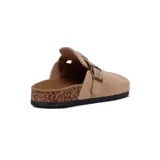 Zueco de cuero gamuzado color beige, con diseño cerrado en la parte delantera, suela de corcho y hebilla lateral metálica ajustable.