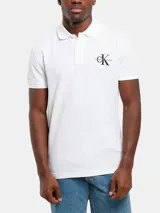 Chomba blanca de piqué de algodón elástico, con cuello clásico, tapeta de dos botones y monograma bordado de Calvin Klein en el pecho.