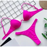 Conjunto de bikini color lila, compuesto por un soutien con aro y tirantes finos regulables, y una bombacha colaless de tiro medio.