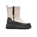 Bota de caña media color beige, con cierre lateral y plataforma track color negro.